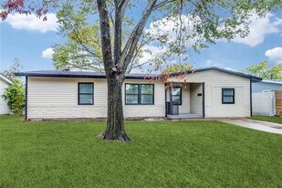 2314 Bluffton Dr in Dallas, TX - Building Photo