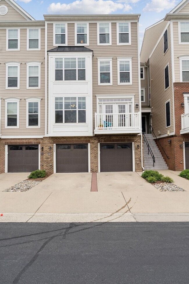 42227 Canary Grass Square in Aldie, VA - Building Photo - Building Photo