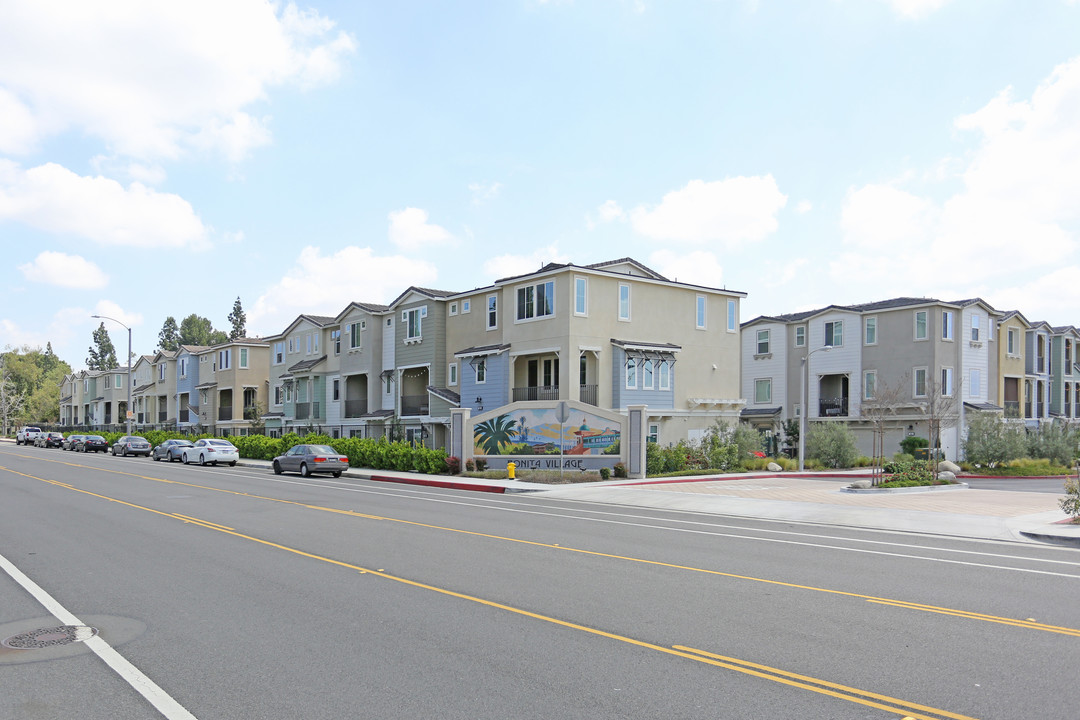 Bonita Village in Pomona, CA - Foto de edificio