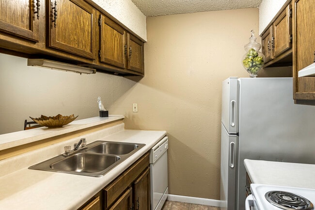 Cedar Lakes Apartments in Wichita, KS - Building Photo - Interior Photo