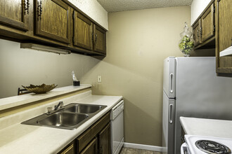 Cedar Lakes Apartments in Wichita, KS - Foto de edificio - Interior Photo