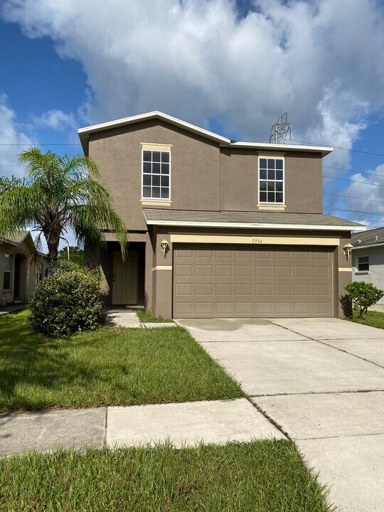 7954 Carriage Pointe Dr in Gibsonton, FL - Building Photo