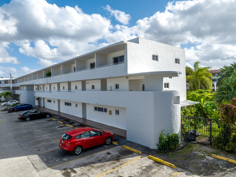 Savannah Apartments in Hialeah, FL - Building Photo