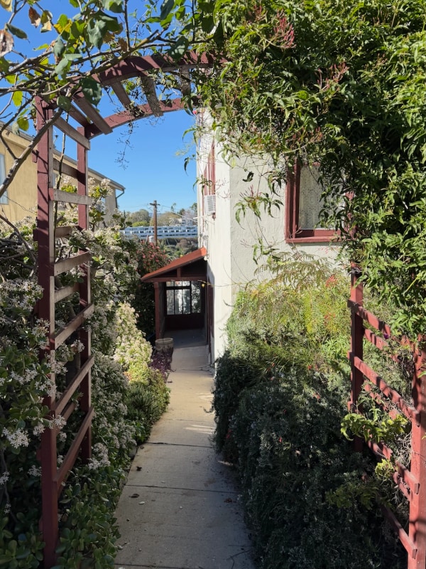 1086 W Kensington Rd in Los Angeles, CA - Foto de edificio - Building Photo