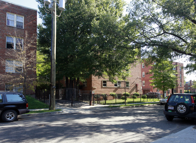 1333 Peabody St NW in Washington, DC - Building Photo - Building Photo