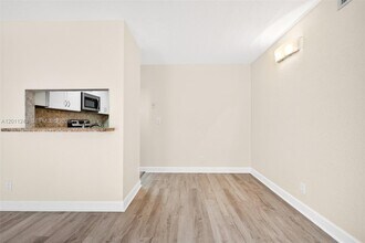 1028 Twin Lakes Dr in Coral Springs, FL - Building Photo - Building Photo