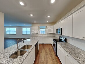 2402 E Tumbleweed Rd in Eagle Mountain, UT - Foto de edificio - Building Photo