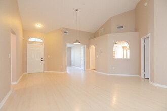 28434 Meadowrush Way in Zephyrhills, FL - Foto de edificio - Building Photo