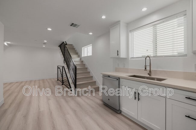 property at 629 N Kingsley Dr