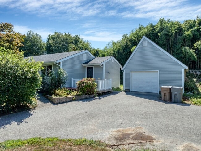 67 Sunrise Ave in East Lyme, CT - Building Photo - Building Photo