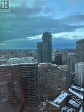 8 Wellesley St W in Toronto, ON - Building Photo - Building Photo