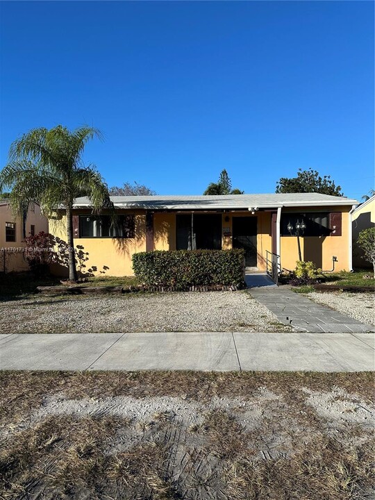 2419 Liberty St in Hollywood, FL - Building Photo