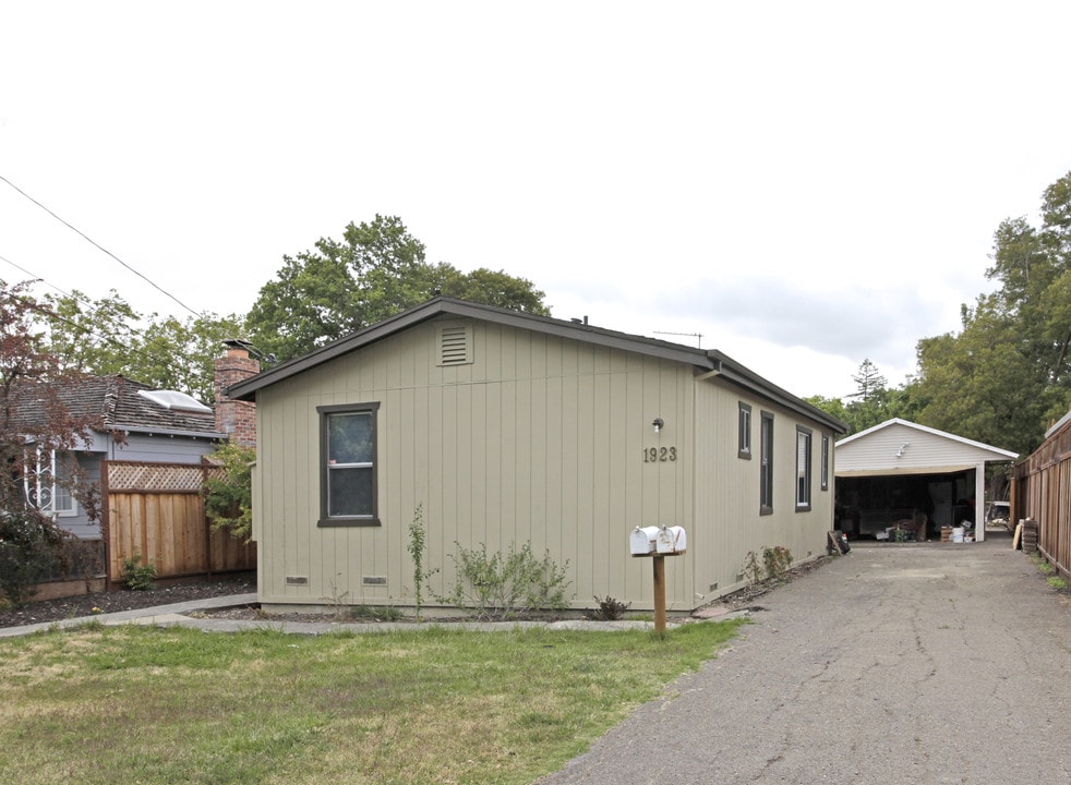 1923 Jefferson Ave in Redwood City, CA - Building Photo