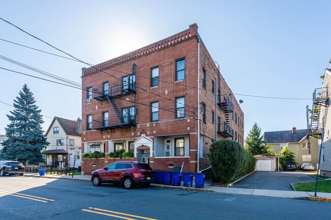 206 Montgomery Street Apartments in Bloomfield, NJ - Foto de edificio - Building Photo