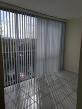 9431 SW 4th St, Unit 304 in Miami, FL - Foto de edificio - Building Photo