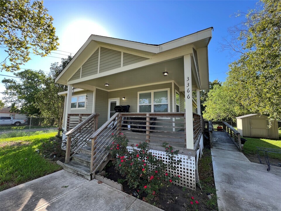 3366 Airport Blvd in Houston, TX - Building Photo