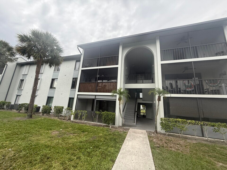 1011 Green Pine Blvd in West Palm Beach, FL - Building Photo
