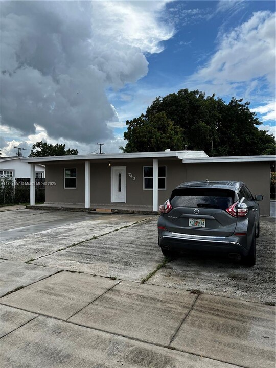 742 E 27th St in Hialeah, FL - Building Photo