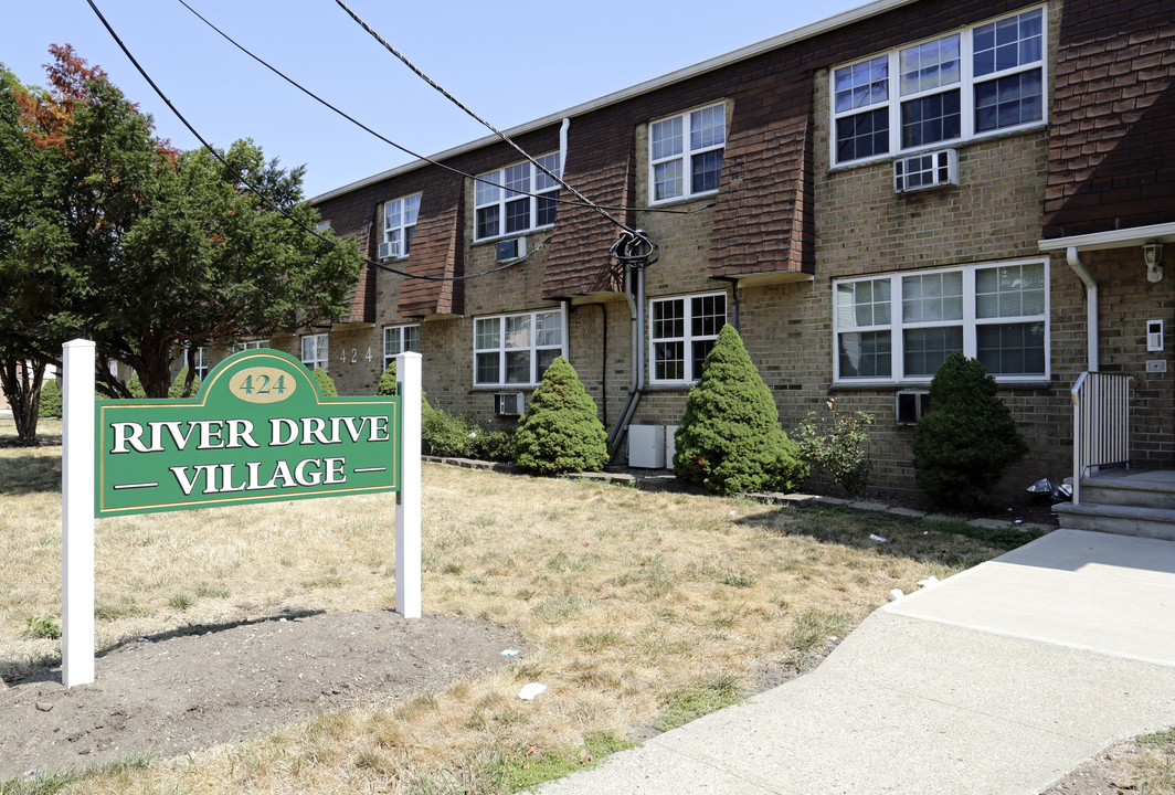 River Drive Village Apartments Photo