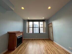 905 N Racine Ave, Unit 2 in Chicago, IL - Building Photo - Building Photo