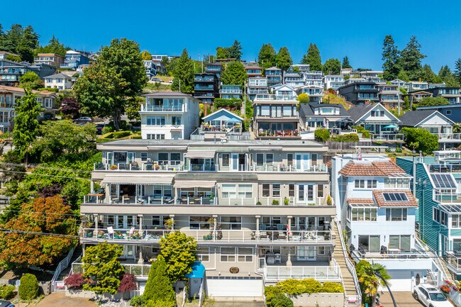 15415 Marine Dr in White Rock, BC - Building Photo - Building Photo