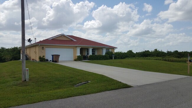 364 Pinehurst Ave in Lehigh Acres, FL - Building Photo - Building Photo