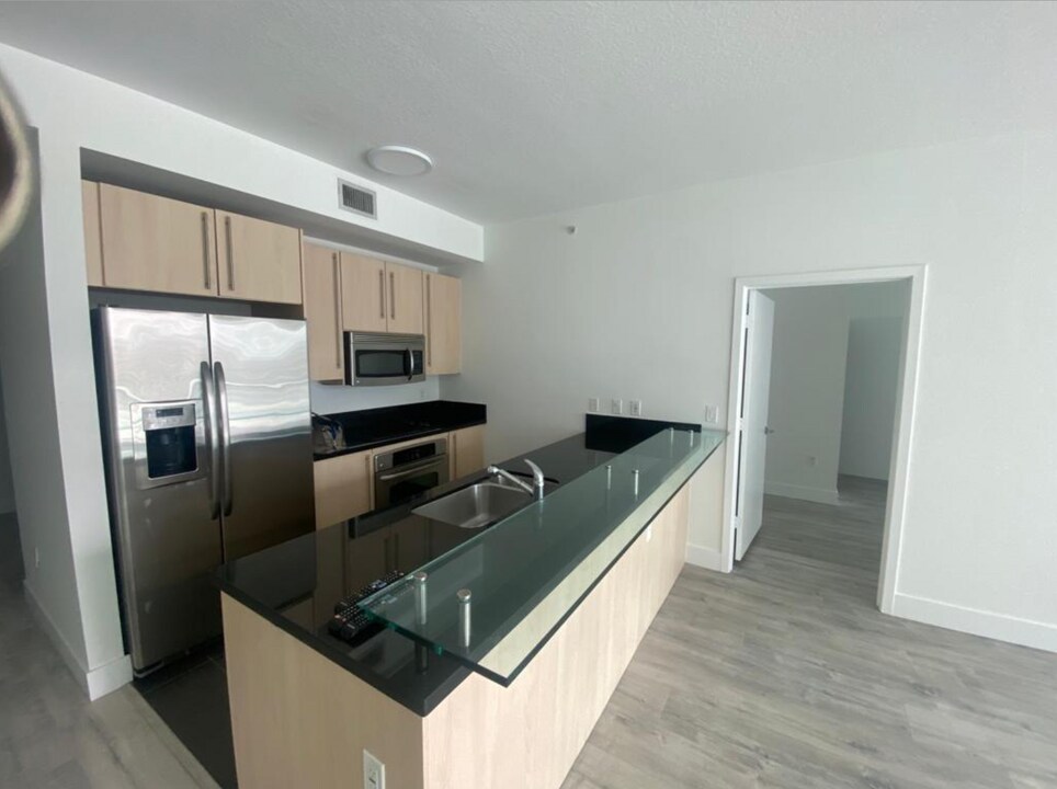 1111 SW 1st Ave, Unit 2117 in Miami, FL - Building Photo