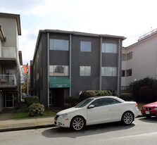 The Grand Oak Lodge in Vancouver, BC - Building Photo