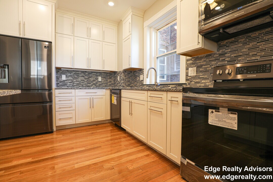1904 Beacon St, Unit 2 in Brookline, MA - Foto de edificio