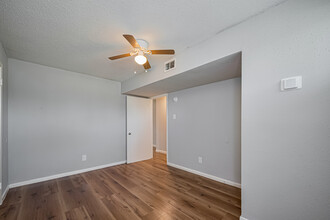 Mangum Oaks in Houston, TX - Building Photo - Building Photo