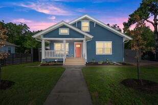 811 S Commerce St in Lockhart, TX - Building Photo