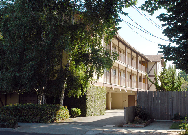 208 Anita Rd in Burlingame, CA - Building Photo - Building Photo