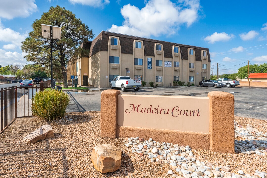 Madeira Court in Albuquerque, NM - Foto de edificio