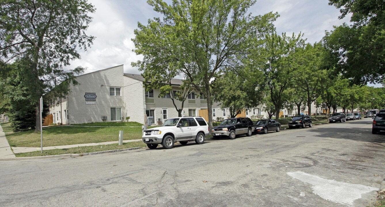 La Corona Apartments in Milwaukee, WI - Foto de edificio