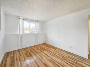 8112-8136 36 Ave NW in Calgary, AB - Building Photo - Building Photo