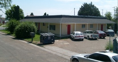 2406 S Indiana Ave in Caldwell, ID - Foto de edificio - Building Photo