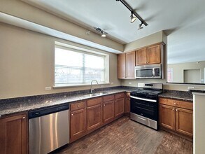 2 Itasca Place, Unit 912 in Itasca, IL - Foto de edificio - Building Photo