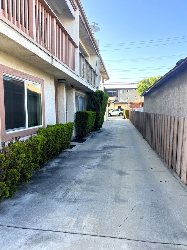 338 W Plymouth St, Unit C in Inglewood, CA - Building Photo - Building Photo