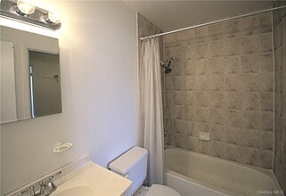 2507 Whispering Hls in Chestertown, NY - Foto de edificio - Building Photo