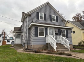 834 Paris Ave NE in Grand Rapids, MI - Building Photo