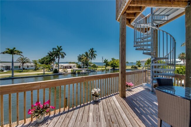 2579 Third St in Matlacha, FL - Building Photo - Building Photo