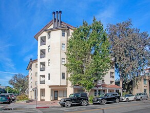 185 Forest Ave in Palo Alto, CA - Foto de edificio - Building Photo