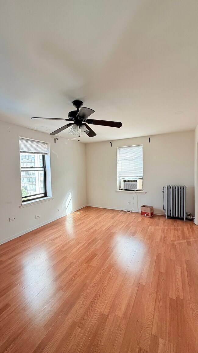 property at 3933 N Clarendon Ave