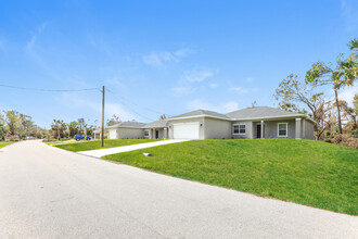 2371 Rushmore St in North Port, FL - Foto de edificio - Building Photo