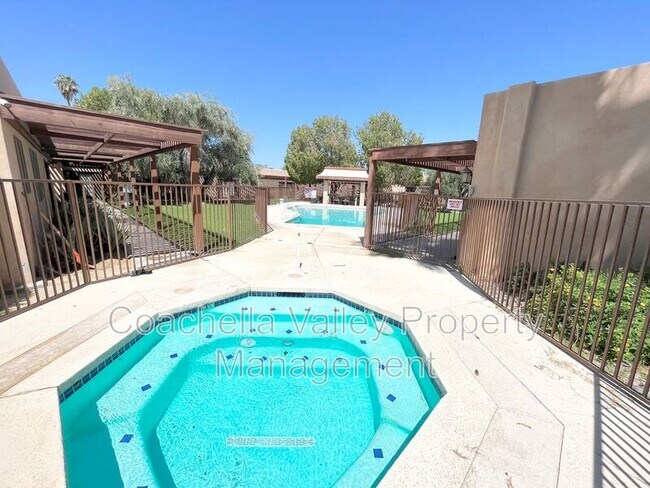 73600 San Gorgonio Way in Palm Desert, CA - Foto de edificio - Building Photo