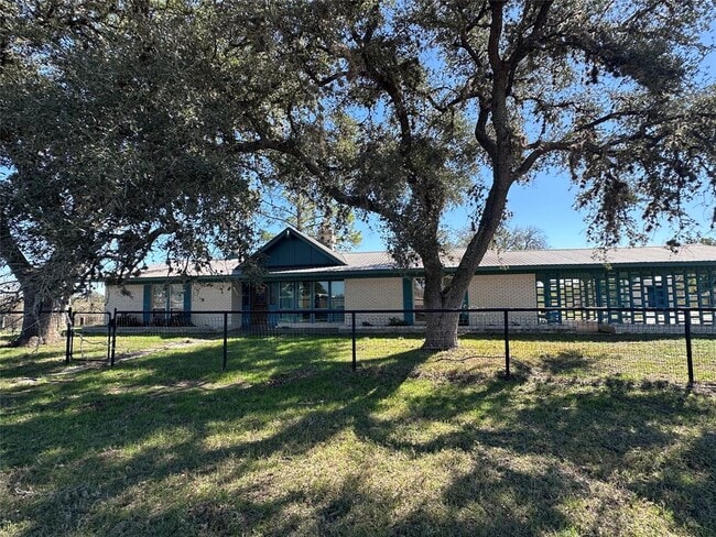 180 Griesenbeck Ranch Rd in Bastrop, TX - Foto de edificio - Building Photo