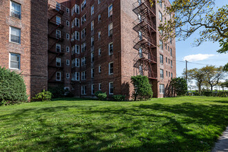 Seagirt Apartments in Far Rockaway, NY - Building Photo - Building Photo