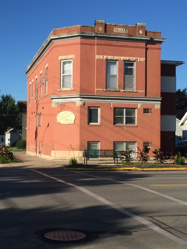 429 E Broadway St, Unit #4 in Winona, MN - Building Photo - Building Photo