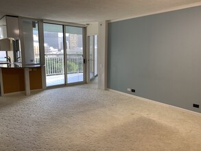 1212 Nuuanu Ave, Unit 702 in Honolulu, HI - Foto de edificio - Building Photo