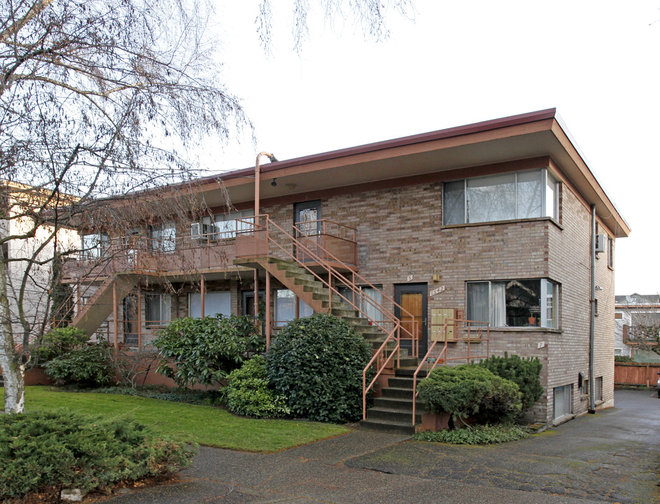 Karen Apartments in Seattle, WA - Building Photo